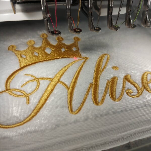 personalizēti izšuvumi uz dvieļiem