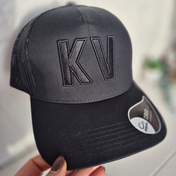 3D puff izšuvumi uz cepures