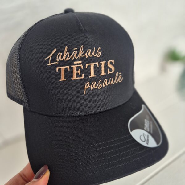 Izšuvumi uz keponiem / cepurēm