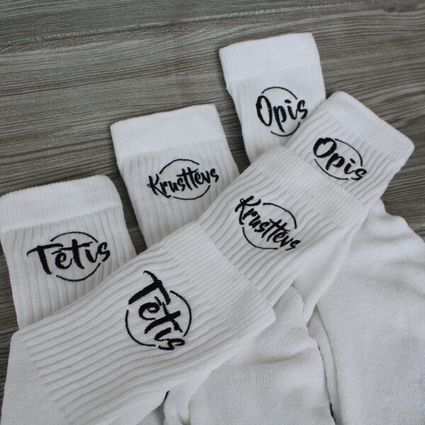 izšuvums uz zeķēm