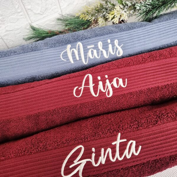 Varda izšuvumi uz dvieļiem