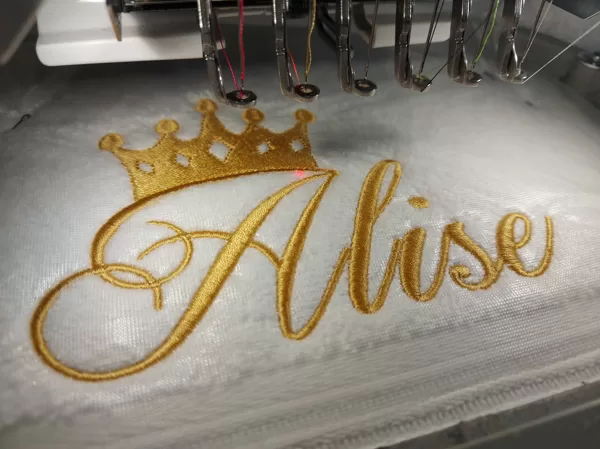 personalizēti izšuvumi uz dvieļiem